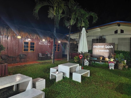 32-inch flat-screen TV with cable channels, TV