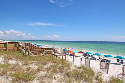 Posh Sandpiper Escape: 2 King Masters + Bunks, Golf, Pickleball & Dining 





