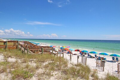 Posh Sandpiper Escape: 2 King Masters + Bunks, Golf, Pickleball & Dining 





