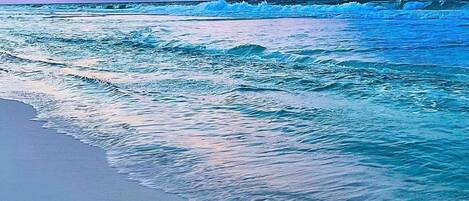 Nära stranden och solstolar