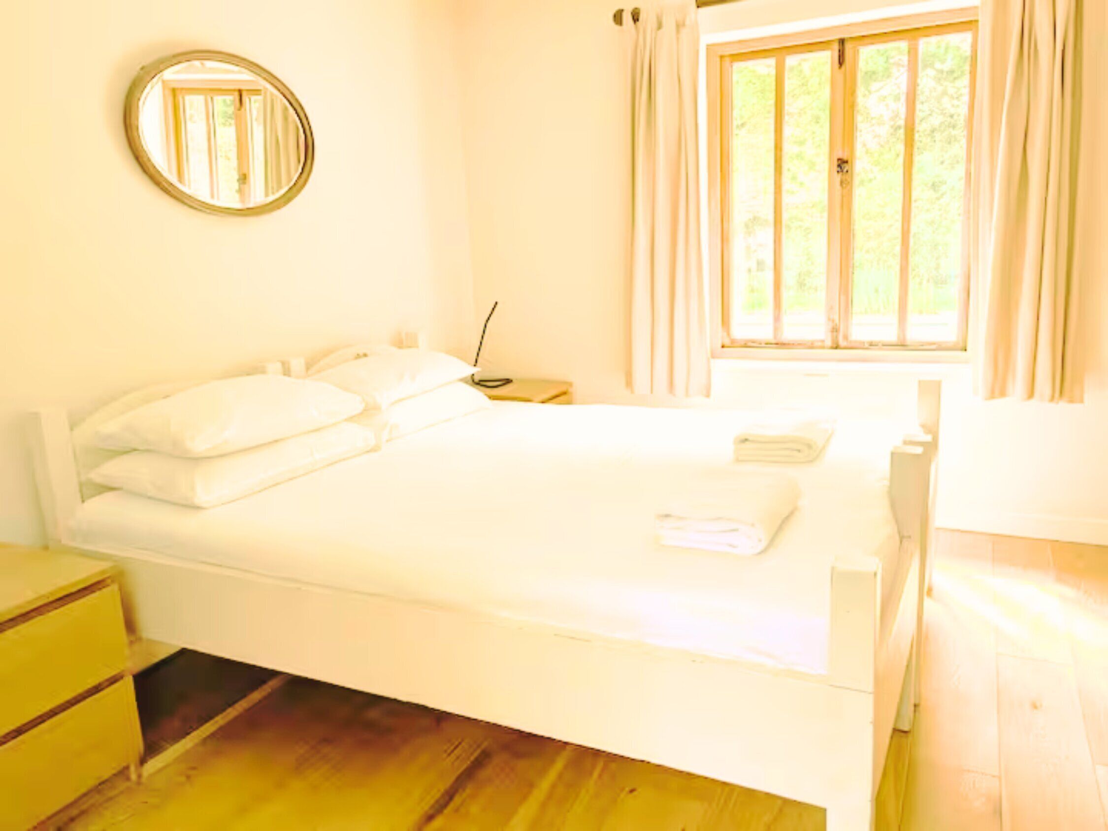 2 habitaciones, escritorio y tabla de planchar con plancha 