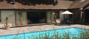 * Nouvelle annonce * Magnifique chalet, chien, piscine partagée et court de tennis