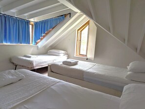 2 chambres, bureau, fer et planche à repasser, lit parapluie