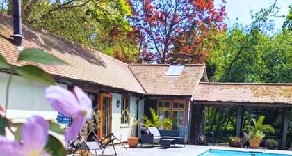 Dog Friendly Cottage with Outdoor Swimming Pool, Tennis & Table Tennis