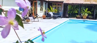 * Nieuwe aanbieding * Mooi Cottage, hondvriendelijk, gedeeld zwembad en tennisbaan