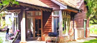 Dog Friendly Cottage with Outdoor Swimming Pool, Tennis & Table Tennis