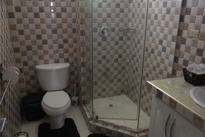 Een douche, een haardroger, handdoeken, zeep