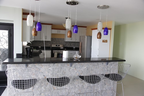 Stunning Luxury 3 Bedroom 2 1/2 bath Apartment