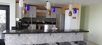 Stunning Luxury 3 Bedroom 2 1/2 bath Apartment