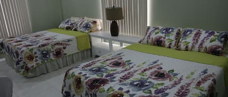 3 chambres, coffres-forts dans les chambres, fer et planche à repasser