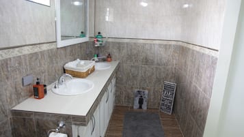 Een douche, een haardroger, handdoeken, zeep