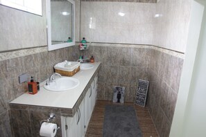 Een douche, een haardroger, handdoeken, zeep