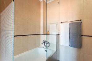 Badewanne, Haartrockner, Handtücher, Seife