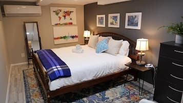 1 slaapkamer, een bureau, een laptopwerkplek