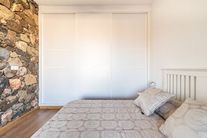 1 habitación, tabla de planchar con plancha, wifi gratis y ropa de cama 