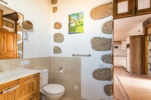 Secadora de cabello, toallas, jabón, papel de baño 