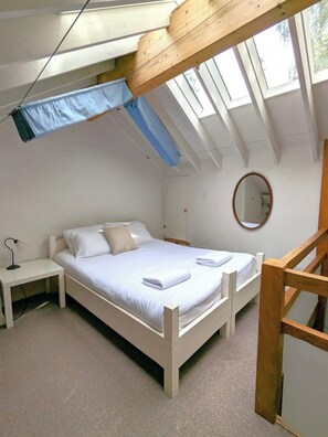 1 bedroom, iron/ironing board, travel cot, free WiFi - Rural Studio with Pool, Tennis & Dog Friendly! Chichester Holiday Properties (Chichester)