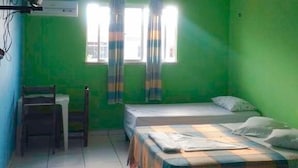 Blackout drapes, WiFi (free), bed sheets - Pousada Lagoinha Beach (Paraipaba)