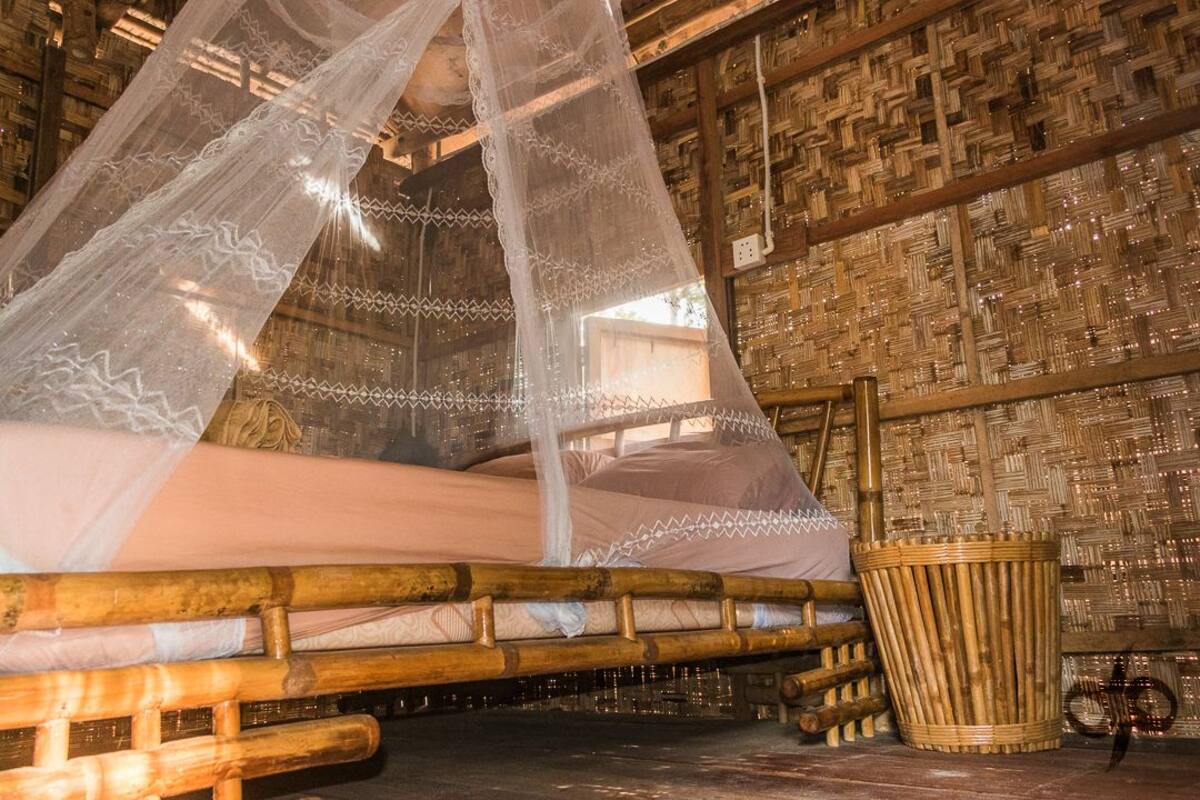 Basic Bungalow, 1 Double Bed, Partial Sea View | Bed sheets