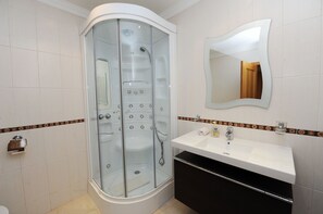 Combined shower/bathtub, hair dryer, bidet, towels
