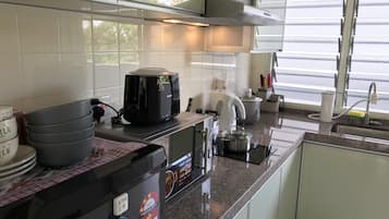 Fridge, microwave, stovetop, electric kettle