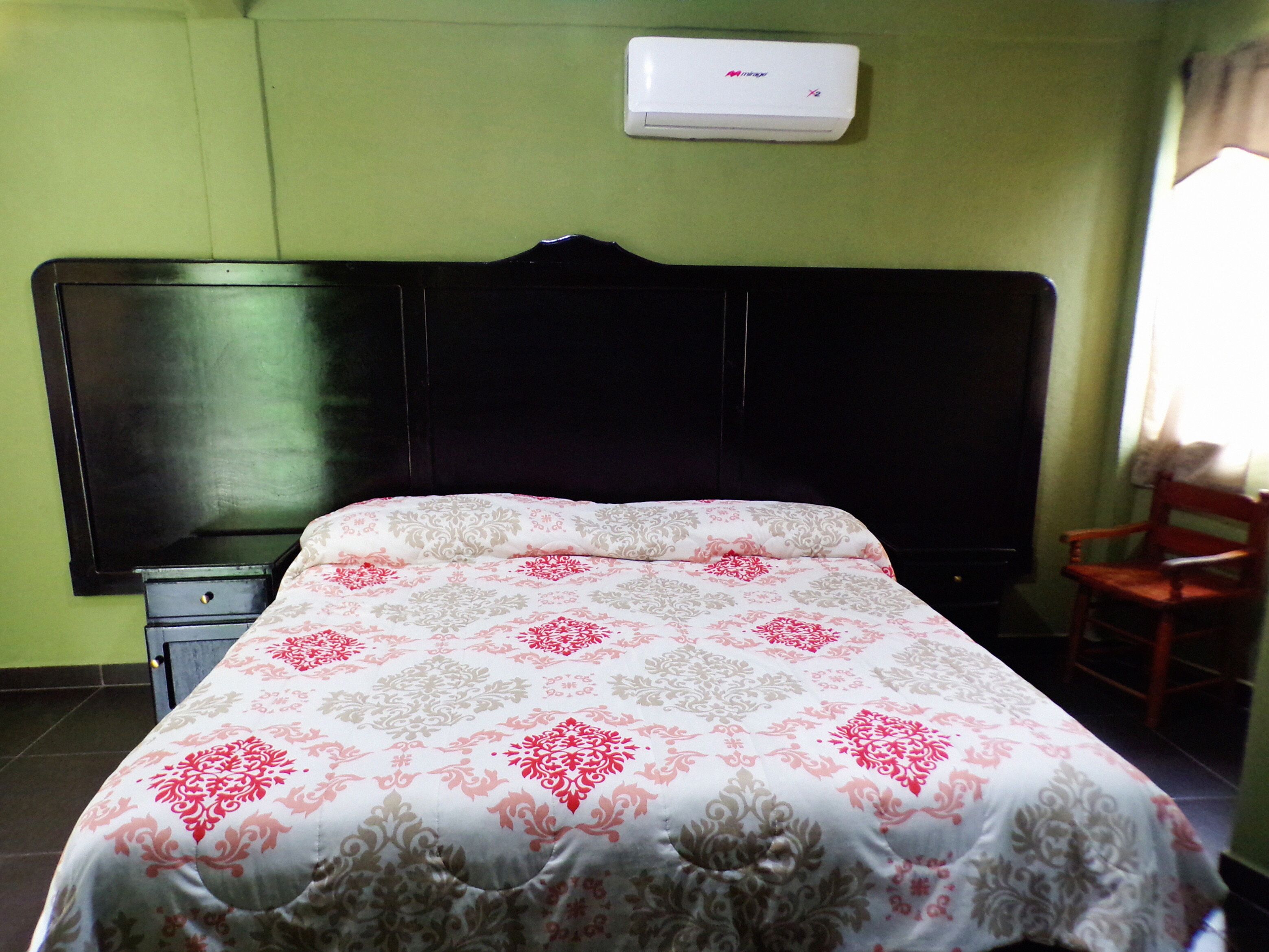 Standard Room #3 1 King Bed, Mountain View | Yksilöllisesti kalustettu, pimennysverhot, ilmainen Wi-Fi, vuodevaatteet