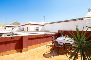 Outdoor dining - 1 bedroom, private terrace (Sevilla)