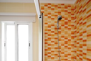 Shower, hair dryer, towels, soap - 1 bedroom, private terrace (Sevilla)