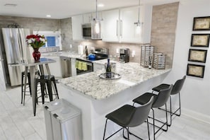 Geladeira, micro-ondas, fogão, cooktop