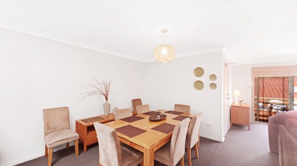 Dining - Al Mare 6 - Easy Walk to the Beach and Air-con (Avoca Beach)