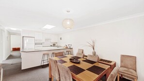 Dining - Al Mare 6 - Easy Walk to the Beach and Air-con (Avoca Beach)