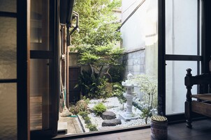 Private Vacation Home | Desk, free WiFi, bed sheets