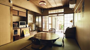 Private Vacation Home | Desk, free WiFi, bed sheets