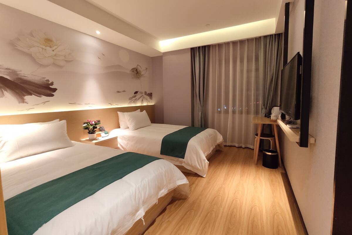 In-room safe, blackout curtains, free WiFi, bed sheets