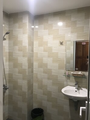 Ducha, artículos de tocador gratuitos, secador de pelo, toallas