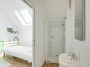 4 bedrooms, travel cot, free WiFi