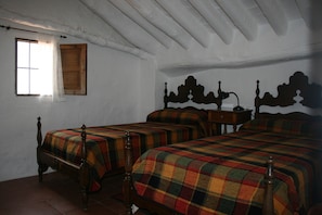 3 bedrooms, desk, iron/ironing board, free WiFi