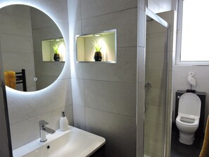 Douche, sèche-cheveux, serviettes fournies, savon