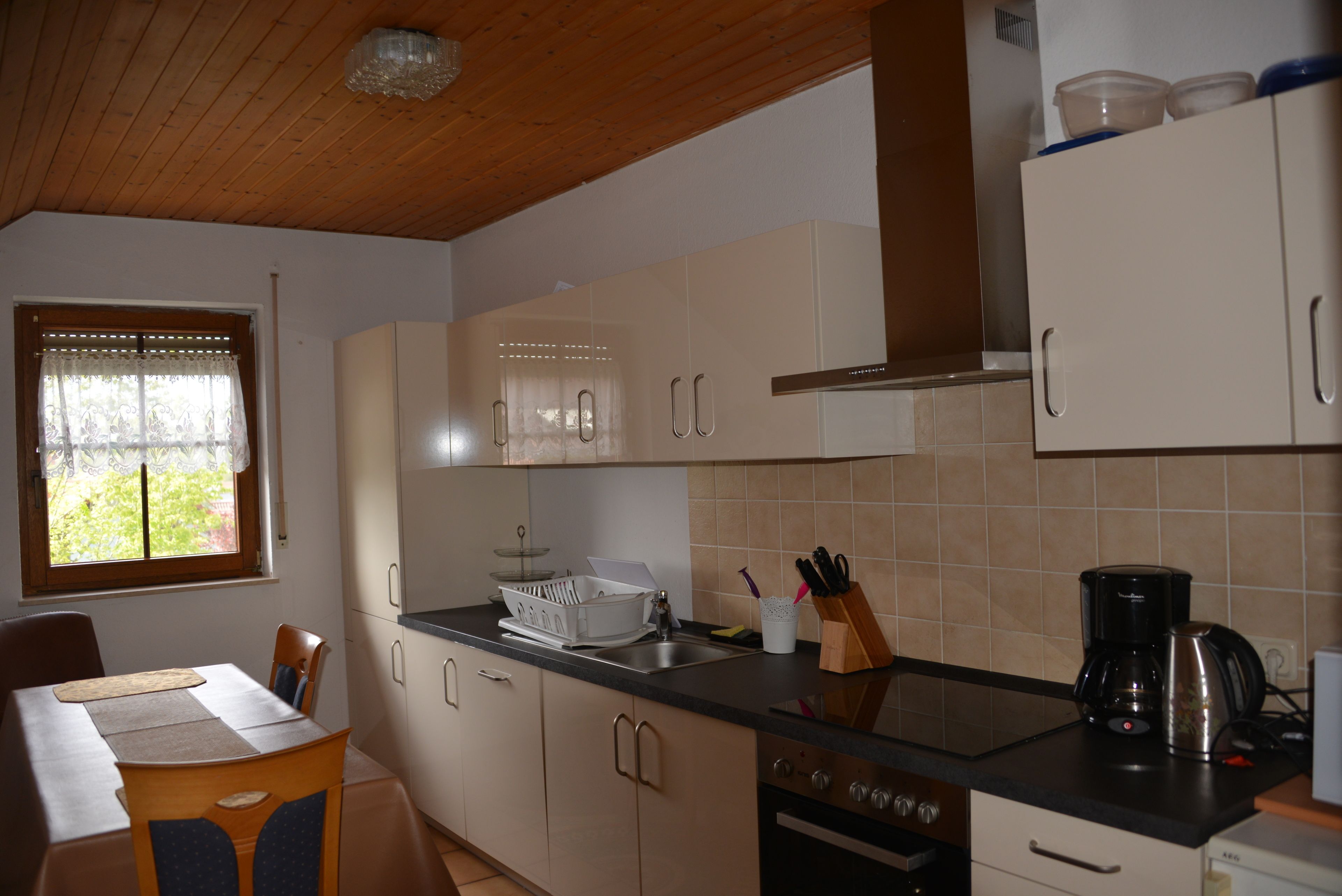 Großer Kühlschrank, Mikrowelle, Wasserkocher mit Kaffee-/Teezubehör