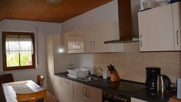 Großer Kühlschrank, Mikrowelle, Wasserkocher mit Kaffee-/Teezubehör