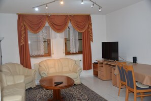 Departamento Deluxe, 1 habitación, cocina, vista a la montaña | Área de sala de estar | Televisión de pantalla plana, Netflix y películas con cargo 