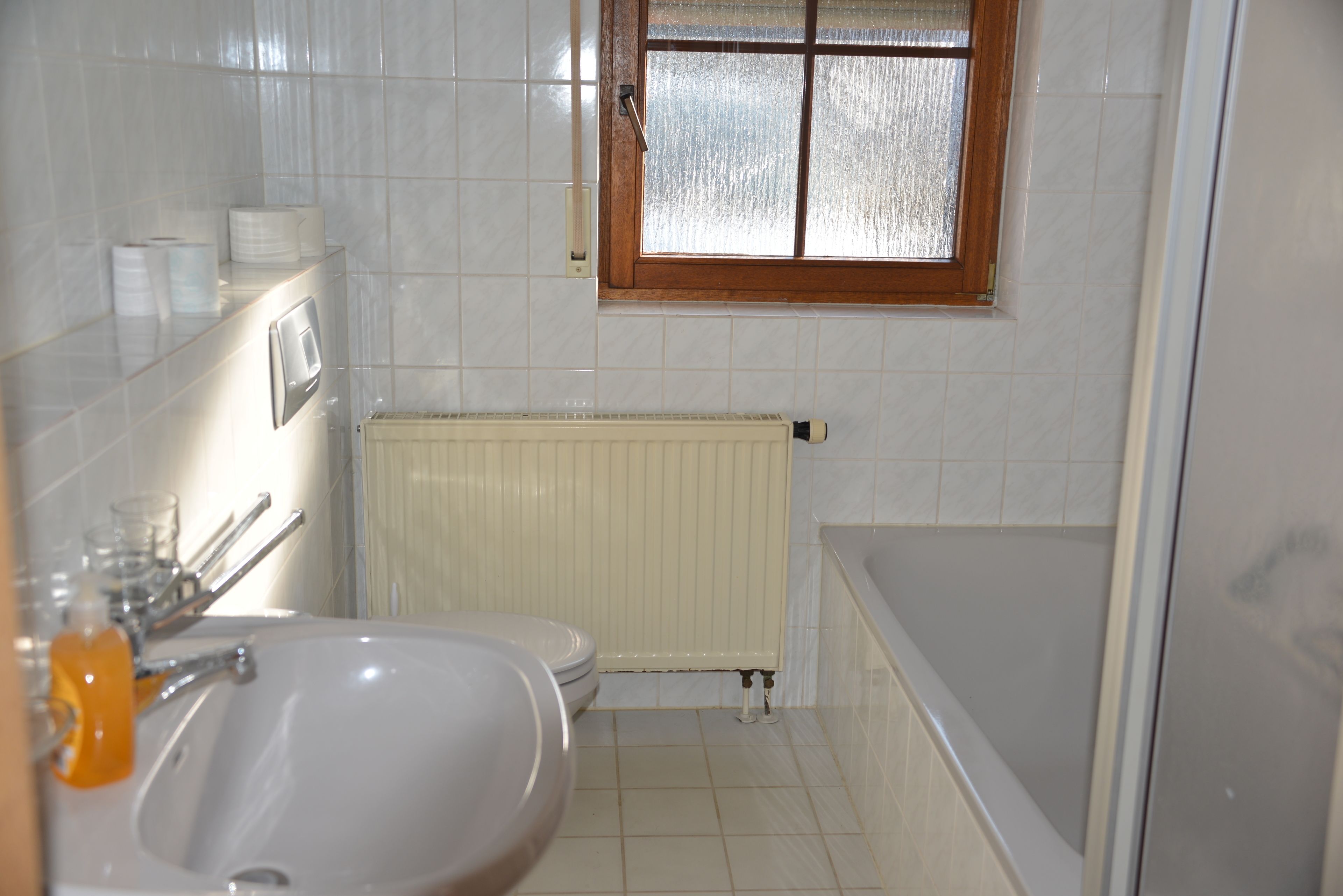 Ein Badezimmer mit Waschbecken, Toilette und Badewanne.