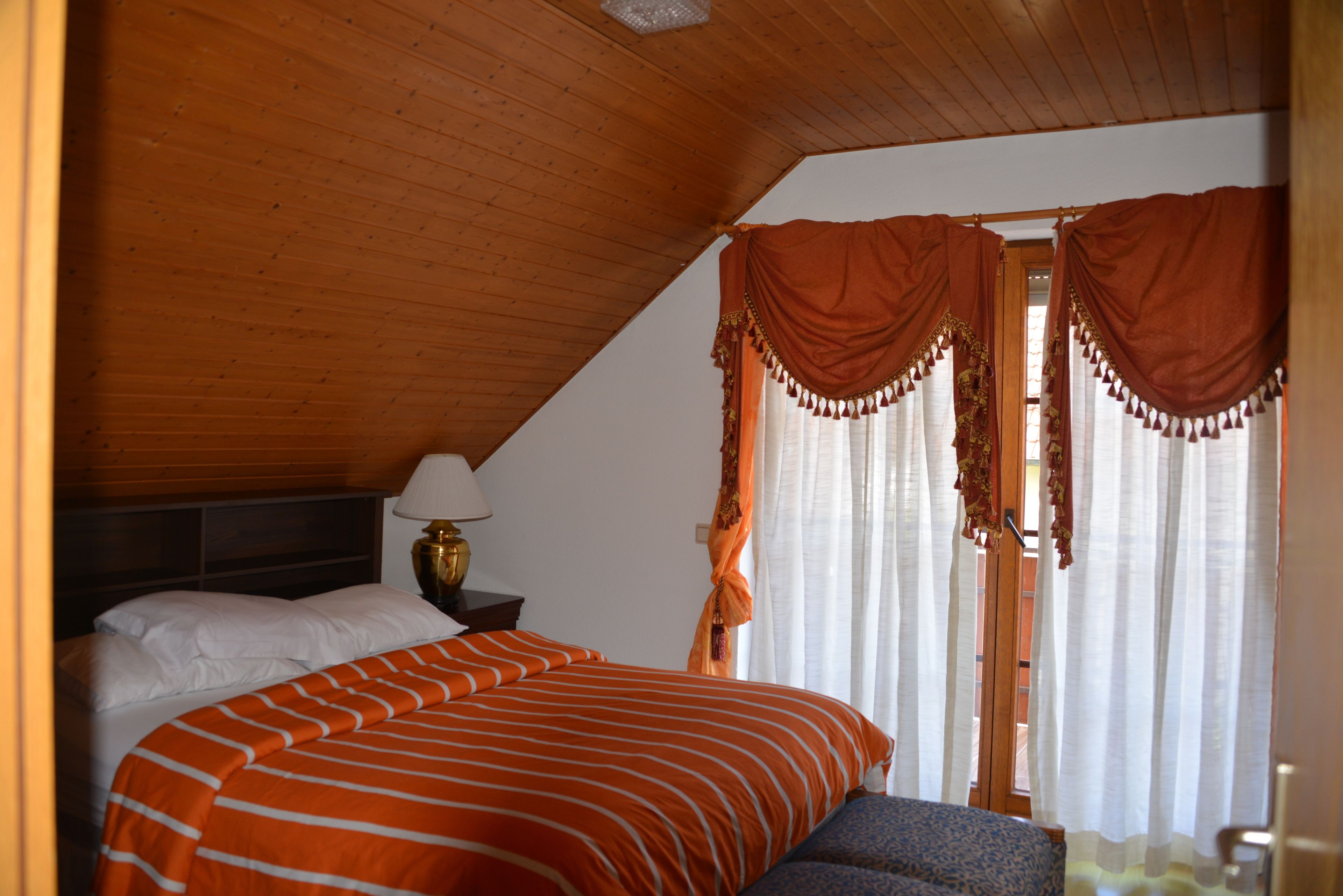 Hochwertige Bettwaren, Minibar, individuell dekoriert