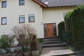 Front of property - Mountain View Rooms (Kindsbach)