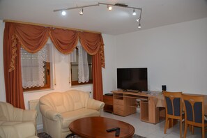 豪華公寓, 1 間臥室, 廚房, 山景 | 起居區 | 平面電視、Netflix、付費電影、串流服務