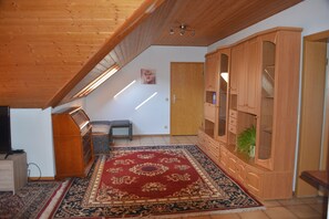 Flat-screen TV, Netflix, pay films, streaming services - Mountain View Rooms (Kindsbach)