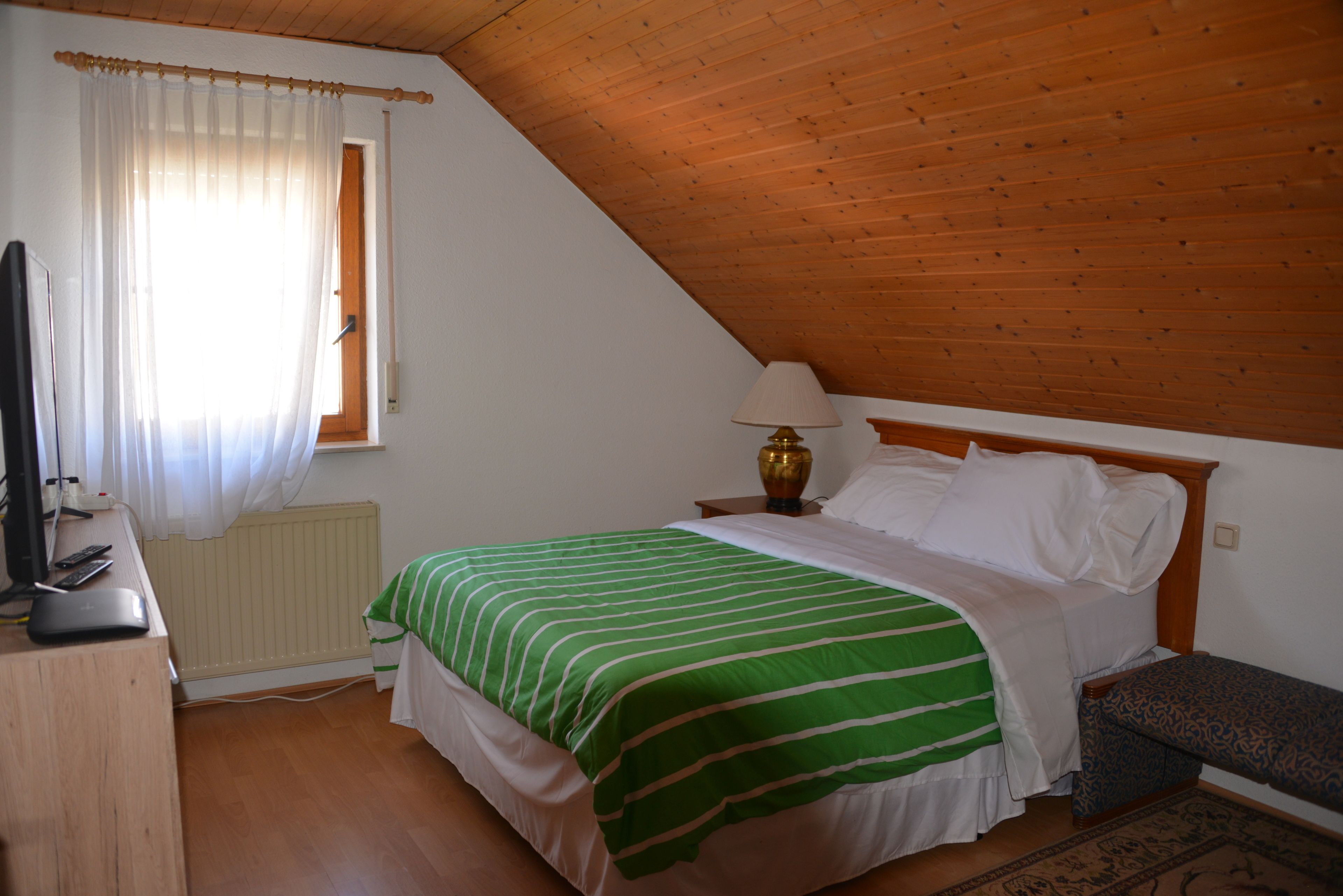 Hochwertige Bettwaren, Minibar, individuell dekoriert