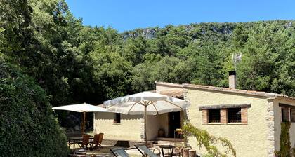 CASA RUSTICA RODEADA DE JARDINES Y BOSQUES