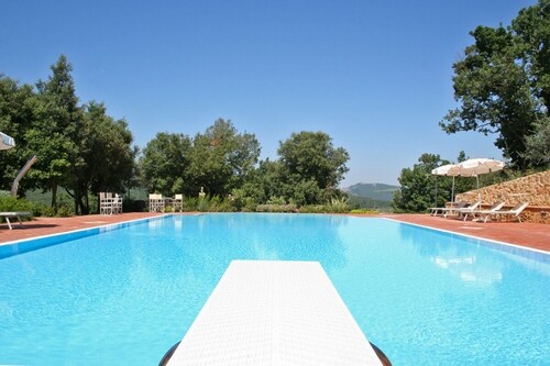 Apartment overlooking the Sienese hills, swimming pool and free wi-fi