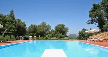 Apartment overlooking the Sienese hills, swimming pool and free wi-fi